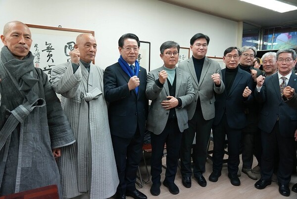 김영록 전라남도지사(왼쪽 세 번째)가 21일 광주 동구 중앙로에서 열린 ‘원각사 6월민주항쟁기념비 건립위원회 사무실 개소식’에서 주요참석자들과 기념촬영을 하고 있다.