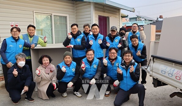 지난 21일, 광양제철소 포철공고 사랑나눔봉사단이 지역 취약계층 아동 가정의 공부방을 리모델링하는 활동을 펼쳤다.