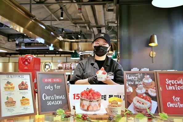 광주신세계, 본관 지하 1층 슬라이폭스 매장에서 직원이 딸기 케이크를 선보이고 있다.