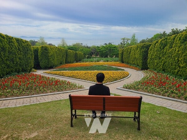압해읍 분재정원 내 기증된 의자에서 방문객이 쉬고 있다.