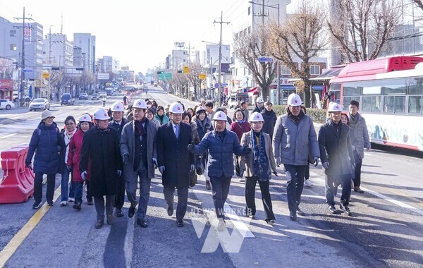 강기정 광주광역시장이 23일 오전 동구 산수교회 앞에서 열린 '도시철도2호선 건설사업 1단계구간 교통개방 행사'에 참석해 공사 진행 과정을 설명하고 있다./광주광역시 제공강기정 광주광역시장이 23일 오전 동구 산수교회 앞에서 열린 '도시철도2호선 건설사업 1단계구간 교통개방 행사'에 참석해 임택 동구청장 등과 방호벽 등 교통차단 시설물을 철거하고 있다./광주광역시 제공강기정 광주광역시장이 23일 오전 동구 산수교회 앞에서 열린 '도시철도2호선 건설사업 1단계구간 교통개방 행사'에 참석해 임택 동구청장, 시민 등과 방호벽 등 교통차단 시설물을 철거한 뒤 도로 개방 구간을 걷고 있다./광주광역시 제공