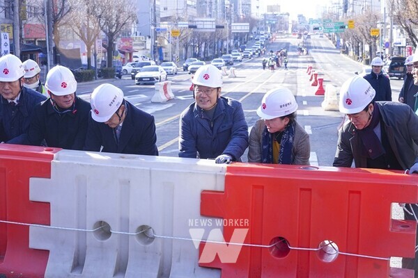 강기정 광주광역시장이 23일 오전 동구 산수교회 앞에서 열린 '도시철도2호선 건설사업 1단계구간 교통개방 행사'에 참석해 임택 동구청장 등과 방호벽 등 교통차단 시설물을 철거하고 있다./광주광역시 제공