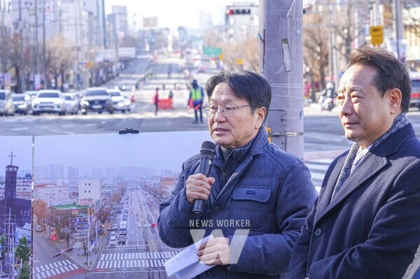 강기정 광주광역시장이 23일 오전 동구 산수교회 앞에서 열린 '도시철도2호선 건설사업 1단계구간 교통개방 행사'에 참석해 공사 진행 과정을 설명하고 있다./광주광역시 제공