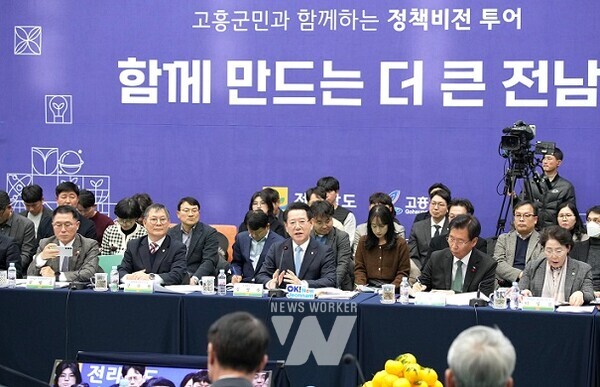 김영록 전라남도지사가 23일 고흥 반다비체육센터에서 열린 ‘고흥군 정책비전 투어’ 행사에서 인사말을 하고 있다.