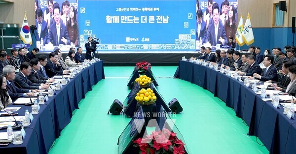 김영록 전라남도지사가 23일 고흥 반다비체육센터에서 열린 ‘고흥군 정책비전 투어’ 행사에서 인사말을 하고 있다.