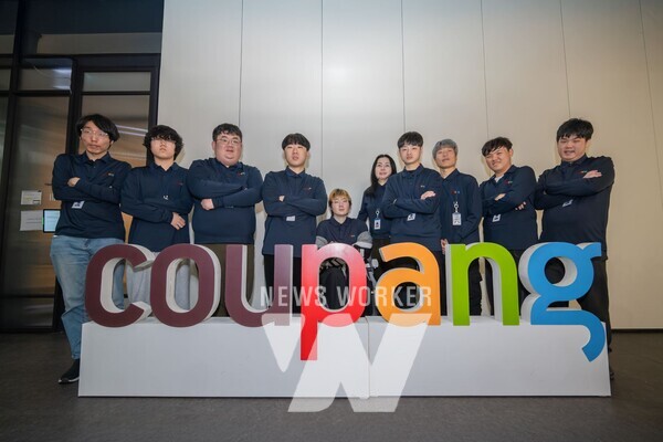 쿠팡 소속 장애인 e스포츠 선수들과 캡틴이 기념 촬영을 하고 있다.