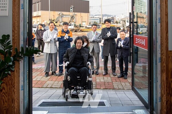 26일, 광양시 중마동의 한 식당에서 지역 장애인들의 이동권 향상을 위한 '경사로 설치 현판식'이 열렸다.