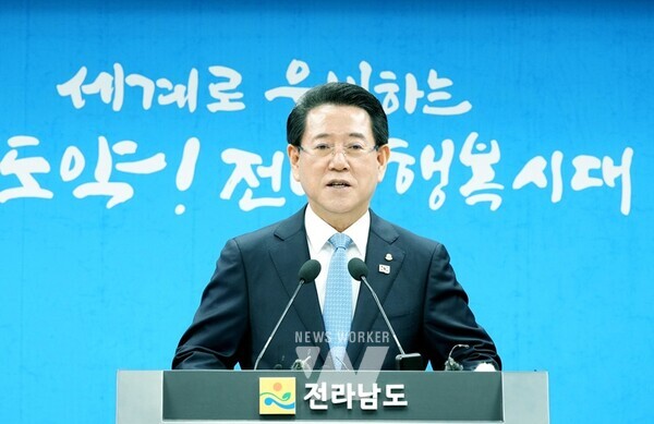 김영록 전라남도지사가 26일 도청 브리핑룸에서 2024년 송년 기자간담회를 갖고 2024년도 주요 성과와 2025년도 도정방향에 대해 발표하고 있다.