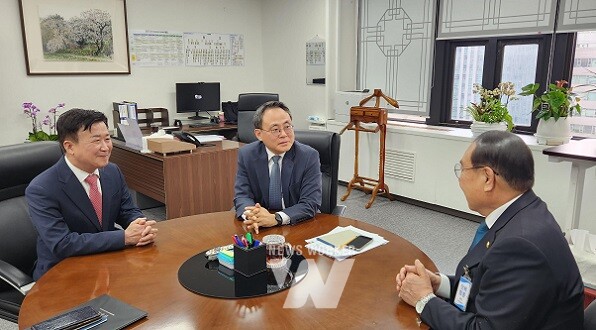 정기명 여수시장이 지난 4월 24일 고기동 행정안전부 차관을 만나 섬박람회 특별교부세 사업에 대해 설명하고 있다.