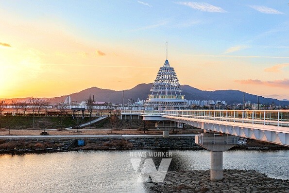 백운산을 닮은 랜드마크, 광양시 ‘동천 빛어울림교’ 준공 (보도교)