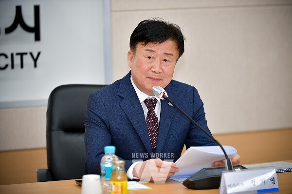 여수시(시장 정기명)는 최근 석유화학산업의 구조적 위기로 침체 장기화 전망에 따라 ‘여수 석유화학산업 위기극복 행정지원단’을 구성하고 27일 첫 회의를 가졌다