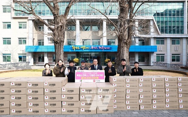 ㈜래오이경재, ㈜행복을파는사람들, 화순흑염소협회 기탁식 (군수님 왼쪽 양승구 화순흑염소협회 회장) 오른쪽 박태일 ㈜행복을파는사람들 이사)