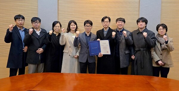 GIST 차세대에너지연구소 이상한 소장(오른쪽에서 네 번째)이 광주광역시의 에너지 산업 발전에 기여한 공로로 광주광역시장 표창을 수상하고 기념촬영을 하고 있다. 