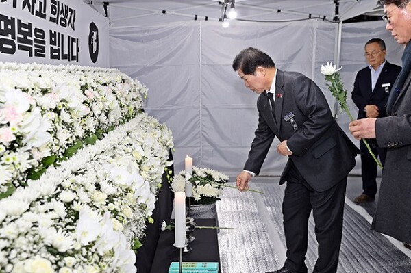 공영민 군수가 30일 군청 앞 합동분향소를 방문해 제주항공 여객기 사고 희생자들의 명복을 빌며 분향하고 있다.