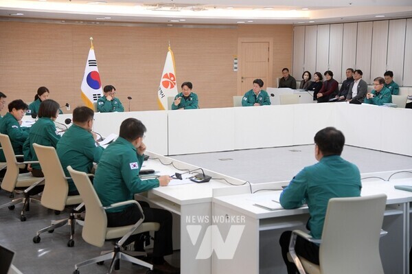 강기정 광주광역시장이 31일 오전 시청 3층 중회의실에서 열린 ‘제주항공 여객기 참사 지대본 회의’에 참석해 회의를 주재하고 있다. / 광주광역시 제공
