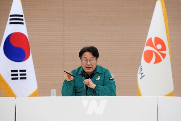 강기정 광주광역시장이 31일 오전 시청 3층 중회의실에서 열린 ‘제주항공 여객기 참사 지대본 회의’에 참석해 회의를 주재하고 있다. / 광주광역시 제공