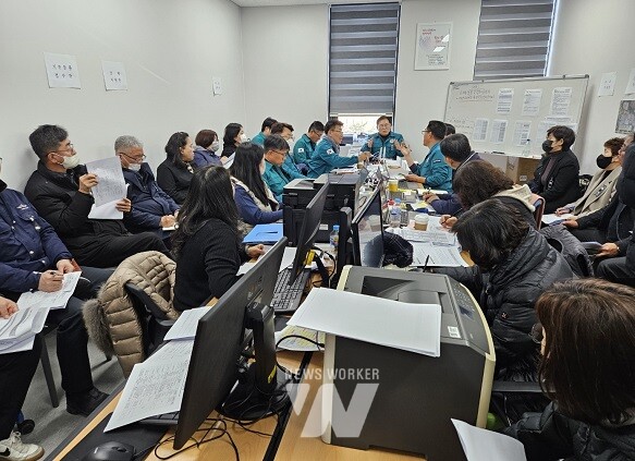 정현구 부군수가 주재하여 제주항공 여객기 사고 무안군 현장상황실에서 회의를 진행하고 있다