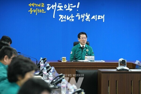 김영록 전라남도지사가 1일 오전 도청 재난종합상황실에서 제주항공 여객기 사고 대책회의를 주재하고 있다