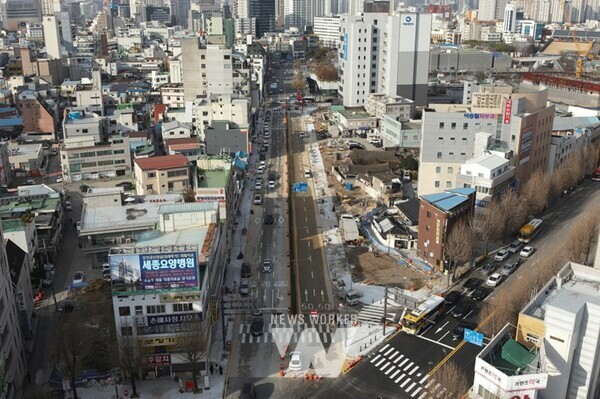 광주광역시(시장 강기정)는 국립아시아문화전당과 전남대병원오거리를 연결하는 ‘광산길’을 기존 일방 2차로에서 왕복 5차로로 확장해 3일 개통한다.