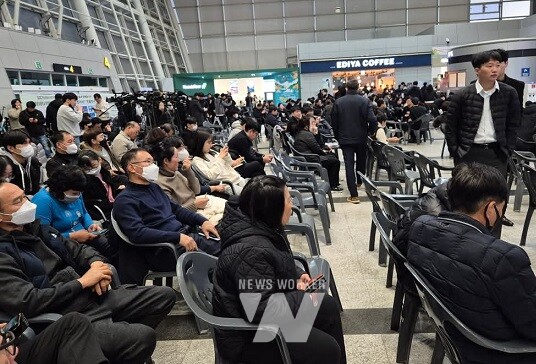 제주항공 참사 무안공항내 도민과 유가족들이 사고 수습과정 브리핑을 기다리고 있는 모습