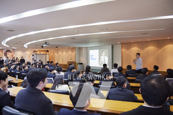 삼일제약, 임직원들을 대상으로 특강을 진행하는 개그맨 김영철