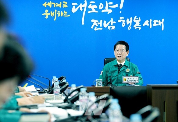 김영록 전라남도지사가 3일 도청 재난종합상황실에서 제주항공 여객기 사고 대책회의를 주재하고 있다