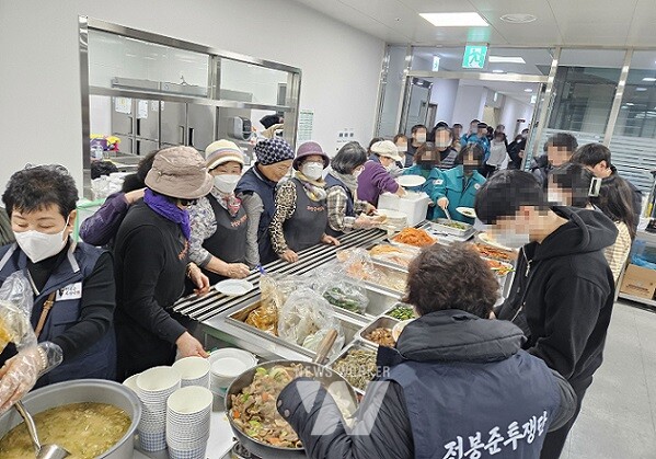 무안국제공항 구내식당에서 자원봉사자들이 식사 배식을 하고 있다.