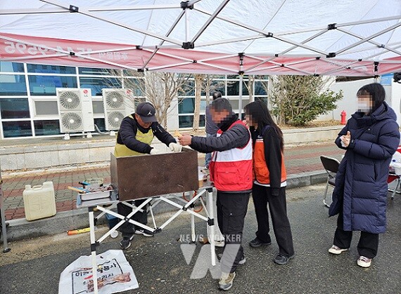 인천광역시 동구에 거주하는 김용섭 씨가 붕어빵 나눔 활동을 하고 있다.