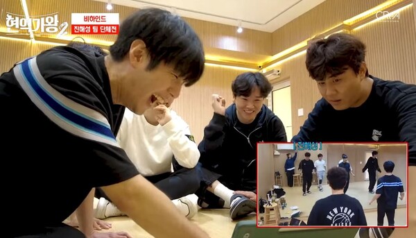 춤 틀린 멤버를 골라내며 즐거워하는 김중연과 양지원, 진해성, 재하, 송민준 [사진=크레아 스튜디오]