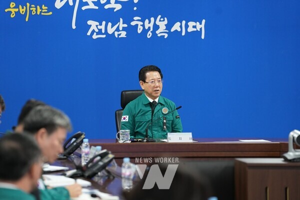 김영록 전라남도지사가 6일 오후 도청 재난종합상황실에서 ‘7~9일 대설·한파 대처상황 점검회의’를 주재하고 있다.