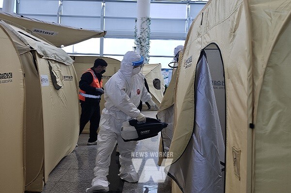 공항 내 재난구호쉘터에서 소독 작업을 진행하고 있다.