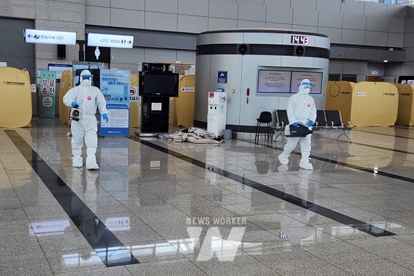 공항 내 대합실에서 소독 작업을 진행하고 있다