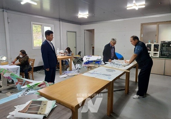 완도군, 폐현수막으로 해양쓰레기 수거용 자루 1,533장 제작