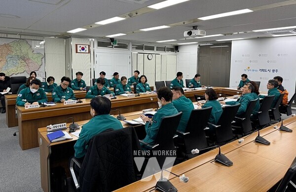 고광완 광주시행정부시장이 7일 오후 재난대책회의실에서 열린 ‘대설대책 점검회의’에서 분야별 대책을 점검하고 있다. /광주광역시 제공