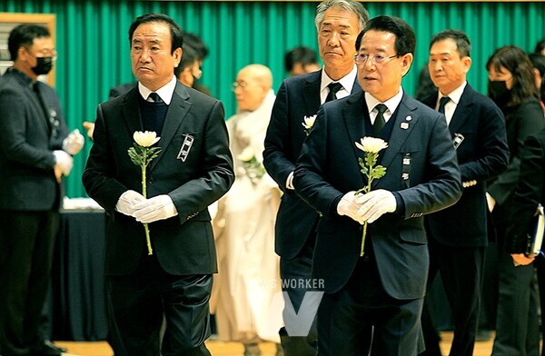 광주전남시도민회 제37대 강윤성 회장, 제38대 양광용 회장, 이호 수석부회장, 김은경 수석부회장, 박종일 윤리위원장 등은 지난 1일 무안스포츠파크에 마련된 합동분향소를 찾아 김영록 전남도지사와 함께 제주항공 여객기 사고 희생자들을 애도했다.