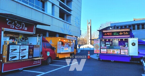 전남 화순군(군수 구복규)은 남산공원 야간경관 조성에 따라 지난해 연말 연휴를 기해 운영한 화순군 청년 푸드트럭을 새해에도 연장 운영한다