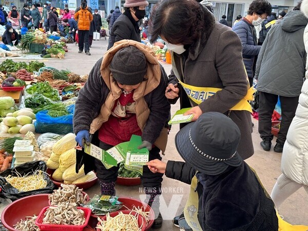 전라남도는 설 명절을 맞아 농산물 부정 유통을 방지하고 소비자의 안전한 소비를 위해 오는 24일까지 3주간 원산지 표시 위반행위 집중 단속에 나선다