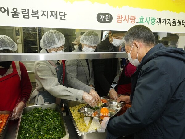 시의회 환경복지위원회, 을사년 새해 맞아 '떡국 배식 봉사' 참여