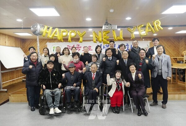 시의회 환경복지위원회, 을사년 새해 맞아 '떡국 배식 봉사' 참여