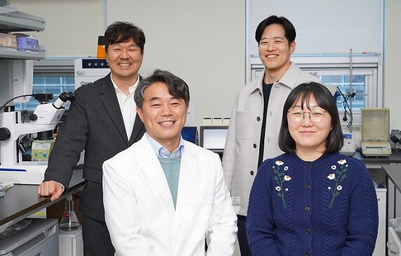 앞줄 왼쪽부터 시계 반대 방향 GIST 의생명공학과 류동렬 교수, 조윤주 박사, 김주원 박사(현 건국대 교수), 조동현 박사(에이치이엠파마)