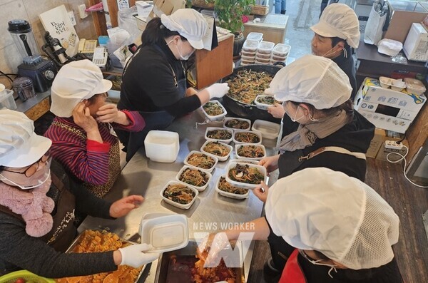 한전KDN의 든든 방학도시락을 전통시장 상인들이 만들고 있다