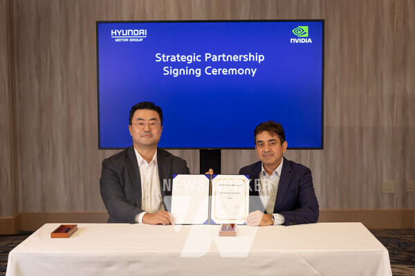 (왼쪽부터) 현대차그룹 GSO 본부장 김흥수 부사장과 엔비디아 오토모티브 담당 리시 달 부사장이 파트너십 체결 후 기념사진을 촬영하는 모습