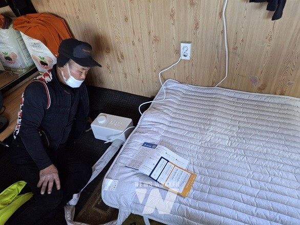 보성군, 선제적 노인맞춤돌봄서비스로 한파 속 훈훈한 감동의 물결 흘러_ 강 모 어르신께 노인복지관에서 제공한 후원 물품인 온수매트를 설치해 드렸다.