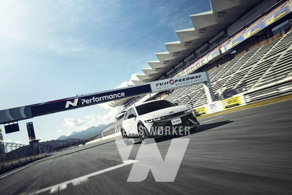 일본 시즈오카에 위치한 후지 스피드웨이 서킷에서 아이오닉 5 N DK 에디션이 주행하는 모습