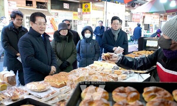 김영록 전라남도지사가 10일 순천시 중앙동 상가를 방문, 내수경기 침체로 인한 소비 부진으로 어려운 소상공인들을 격려하고 있다.