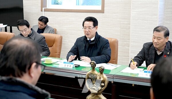 김영록 전라남도지사가 10일 오후 여수 석유화학 플랜트 기업인 ㈜용호기계기술을 방문, 현황 및 애로사항을 청취하고 있다