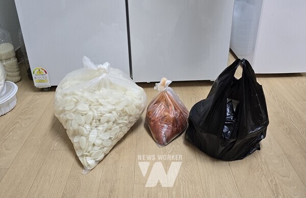 나주시 빛가람동에서 사랑의 떡국 나눔 봉사활동을 진행했다. (사진제공-나주시)