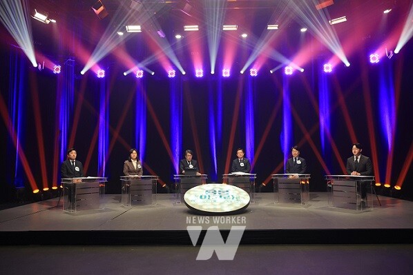 전남대학교(총장 정성택)가 지역사회와 대학의 상생발전에 필요한 담론을 이끄는 용봉아고라 포럼을 진행했다