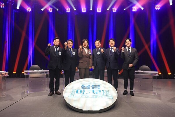 전남대학교(총장 정성택)가 지역사회와 대학의 상생발전에 필요한 담론을 이끄는 용봉아고라 포럼을 진행했다