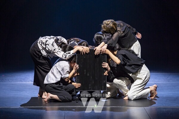 국립아시아문화전당(ACC, 전당장 이강현)은 ACC 국제공동 창‧제작 공연 ‘솔직히(Frankly)’를 오는 24~25일 ACC 예술극장 극장1에서 선보인다